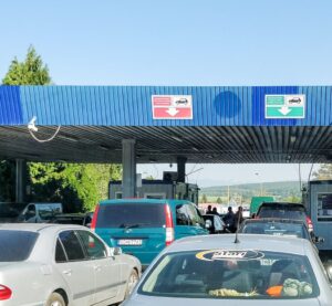 Митний контроль автомобілів на українському боці пункту пропуску Ужгород