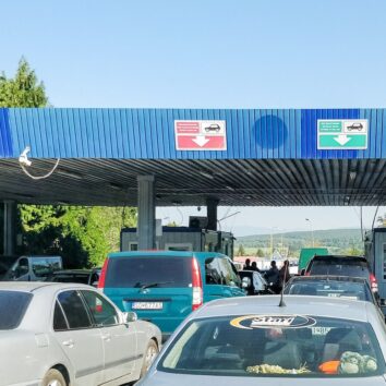 Митний контроль автомобілів на українському боці пункту пропуску Ужгород