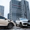 Китайські електромобілі з українськими номерами заряджаються в Києві