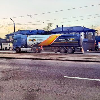 Бензовоз мережі БРСМ-Нафта на вулиці Дніпра