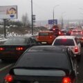 Затор на дорозі в Ірпені взимку