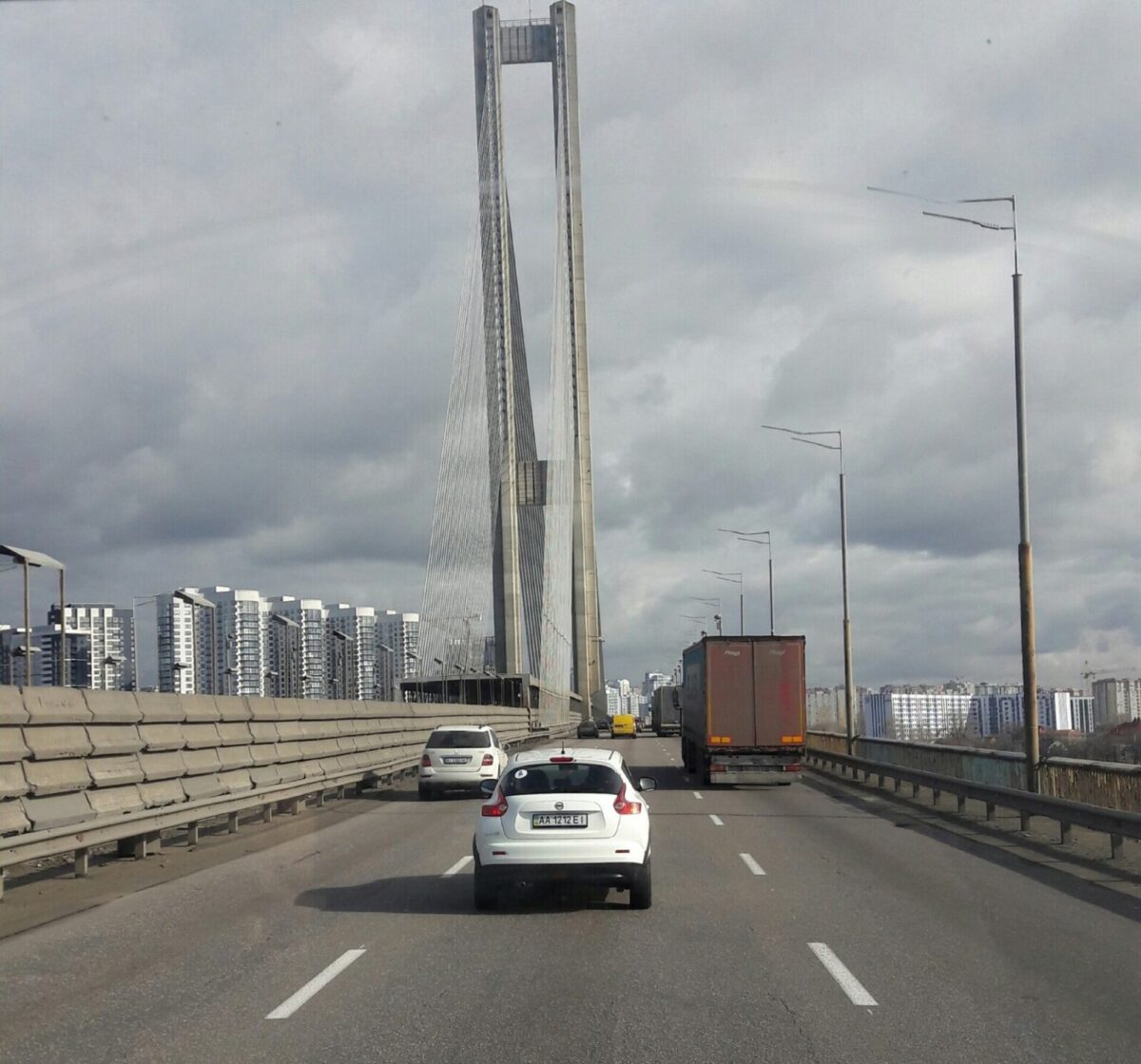 Автомобілі на Південному мосту в Києві в напрямку пілона