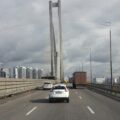 Автомобілі на Південному мосту в Києві в напрямку пілона