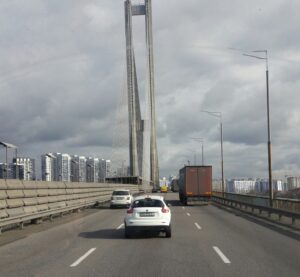 Автомобілі на Південному мосту в Києві в напрямку пілона