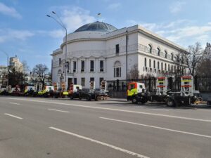 Майже 3 тисячі гривень коштуватиме забрати авто зі штрафмайданчика, якщо воно простоїть там вихідні