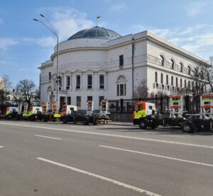 Евакуатори біля Педагогічного музею на вулиці Володимирській у Києві