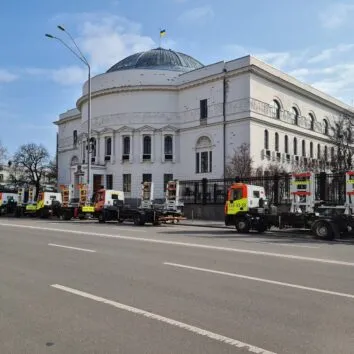 Евакуатори біля Педагогічного музею на вулиці Володимирській у Києві