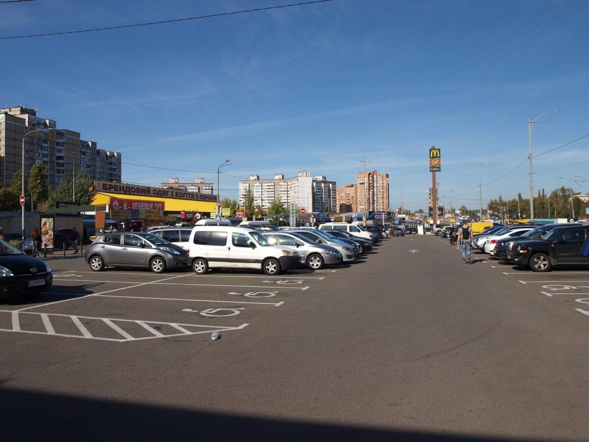 Сірі, білі й чорні авто на парковці торговельного центру в Києві