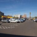 Сірі, білі й чорні авто на парковці торговельного центру в Києві