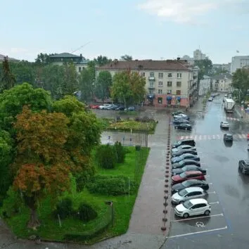Паркування з місцем для водіїв з інвалідністю в центрі Тернополя