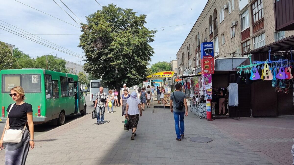 Вулиця в Запоріжжі з вивіскою обміну валют
