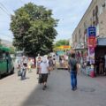 Вулиця в Запоріжжі з вивіскою обміну валют