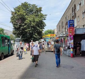 Вулиця в Запоріжжі з вивіскою обміну валют