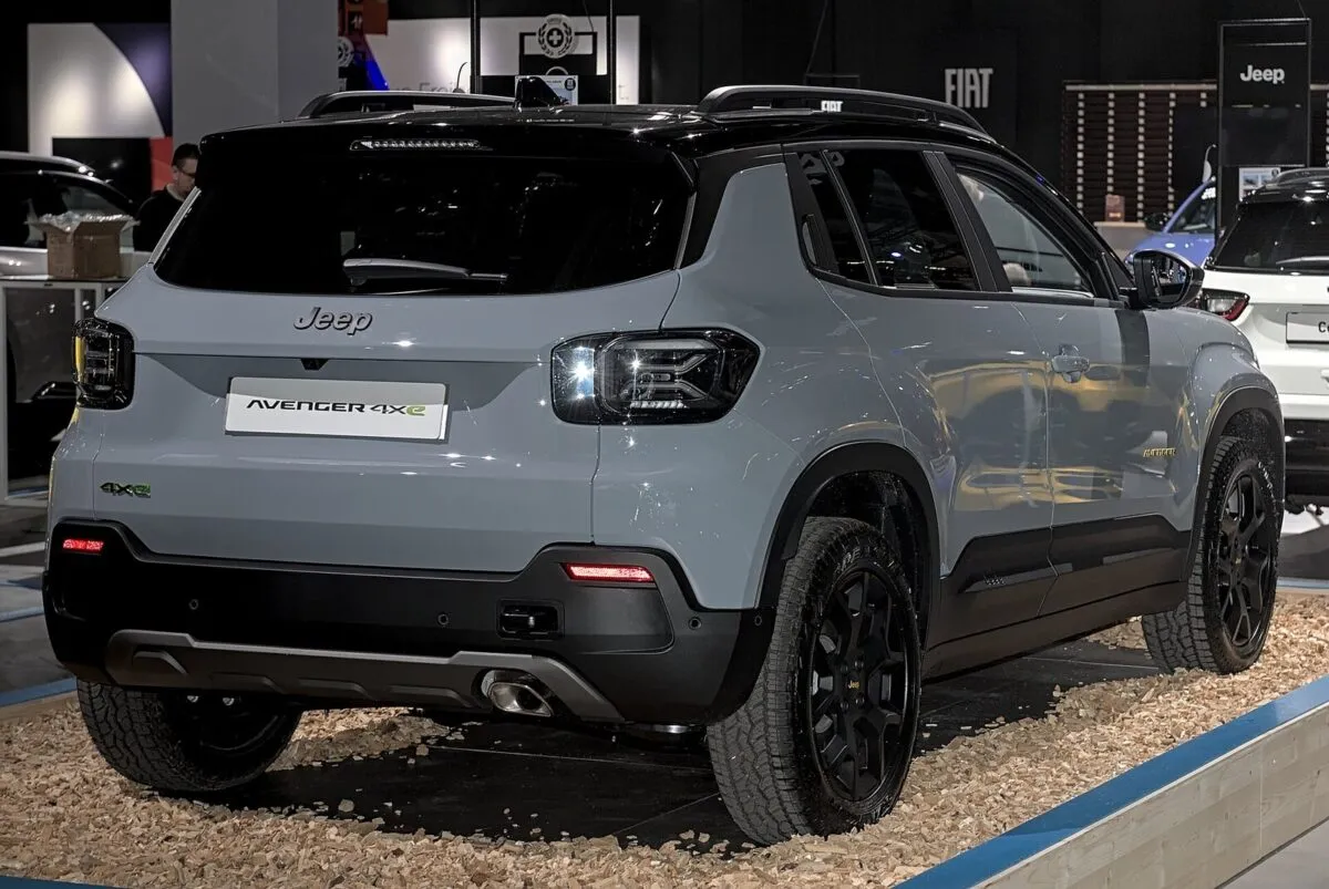 Jeep Avenger 4xe The North Face Edition сбоку