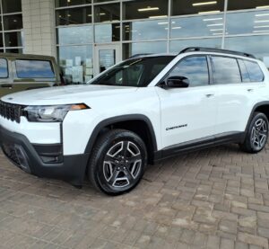 Новий Jeep Cherokee 2026 модельного року у версії Laredo