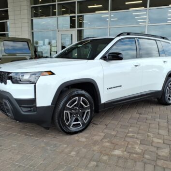 Новий Jeep Cherokee 2026 модельного року у версії Laredo