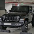 Jeep Wrangler Rubicon з двигуном 2.0 на парковці