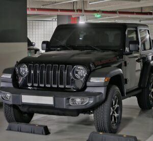 Jeep Wrangler Rubicon з двигуном 2.0 на парковці
