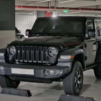 Jeep Wrangler Rubicon з двигуном 2.0 на парковці
