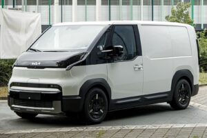 Фургон приїжджає сам, а паркує його оператор з офісу. Kia запустила каршеринг з дистанційним водієм
