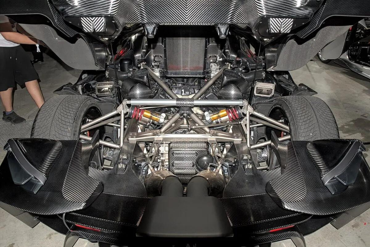 Відсік двигуна Koenigsegg Jesko Absolut: V8 5.1 з двома турбінами
