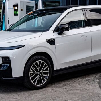 Кросовер Leapmotor B10 білого кольору