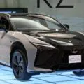 Оновлений Lexus RZ 550e F Sport у шоурумі