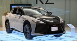 Lexus RZ 2027 подорожал всего на 100–375 долларов, а полноприводная версия проедет на 4 мили меньше