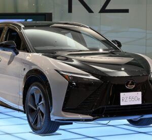 Оновлений Lexus RZ 550e F Sport у шоурумі