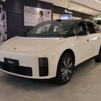 Li i6 2025 модельного року у шоурумі в Шанхаї