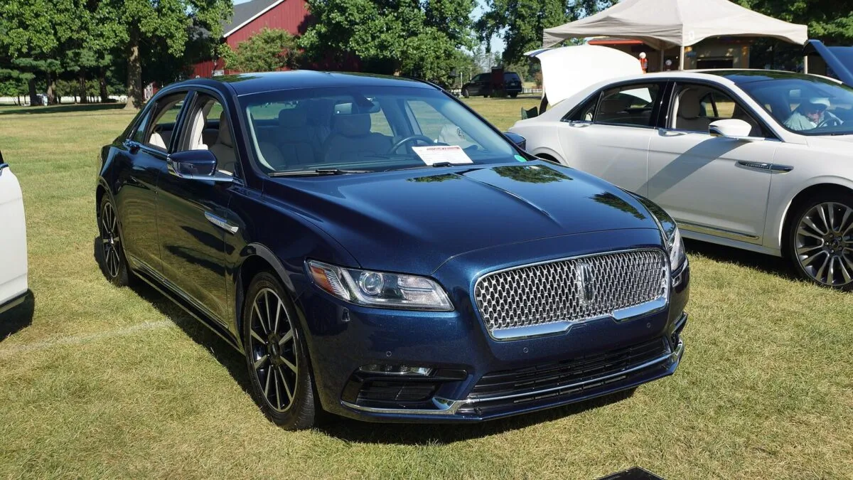 Lincoln Continental 2017 — серійний седан