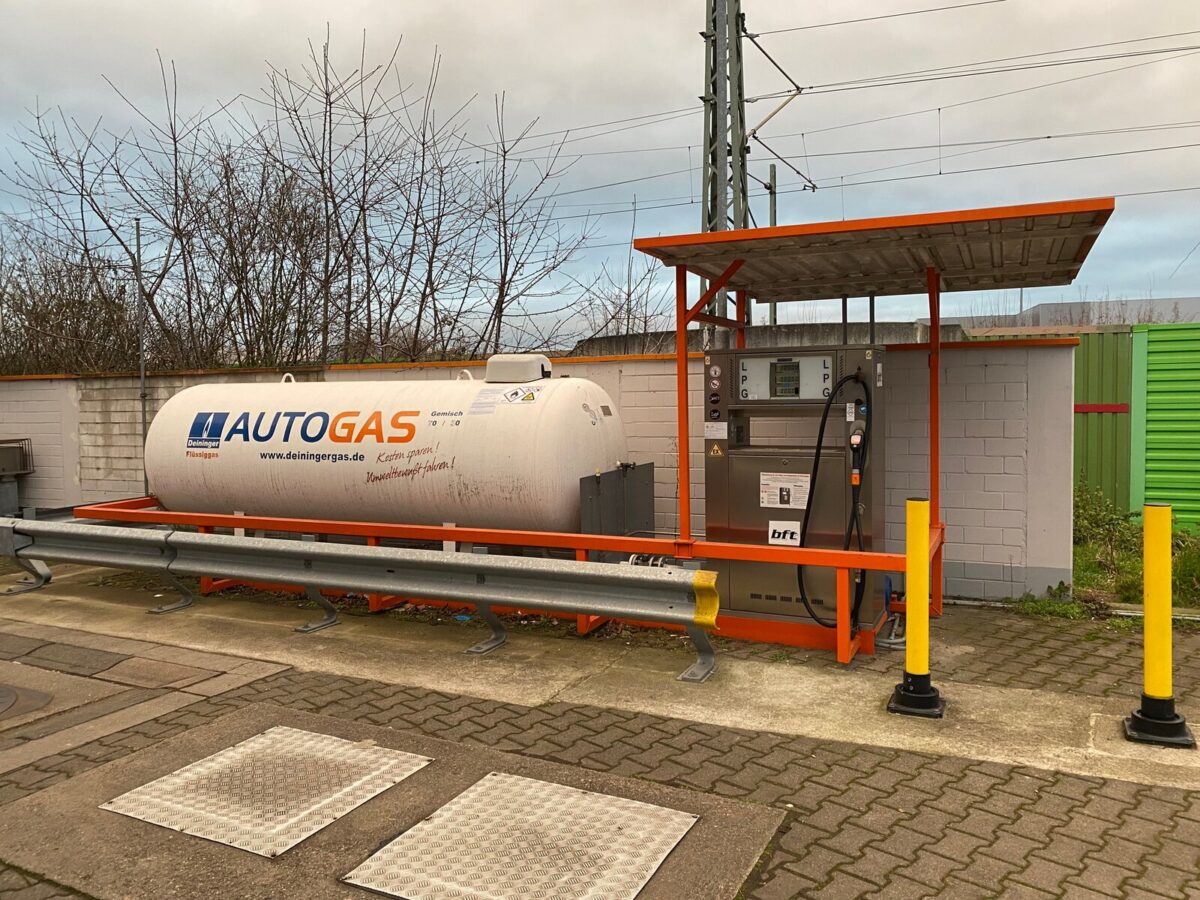 Колонка автогазу LPG з резервуаром на АЗС