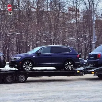 Автовоз у Дніпрі везе пригнані Mazda CX-5 з пошкодженим передком, Volkswagen Tiguan і Chevrolet Lacetti, січень 2026