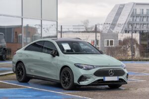 Mercedes на 56 км/год протаранив електричний CLA іншим CLA — з вісьмома манекенами всередині