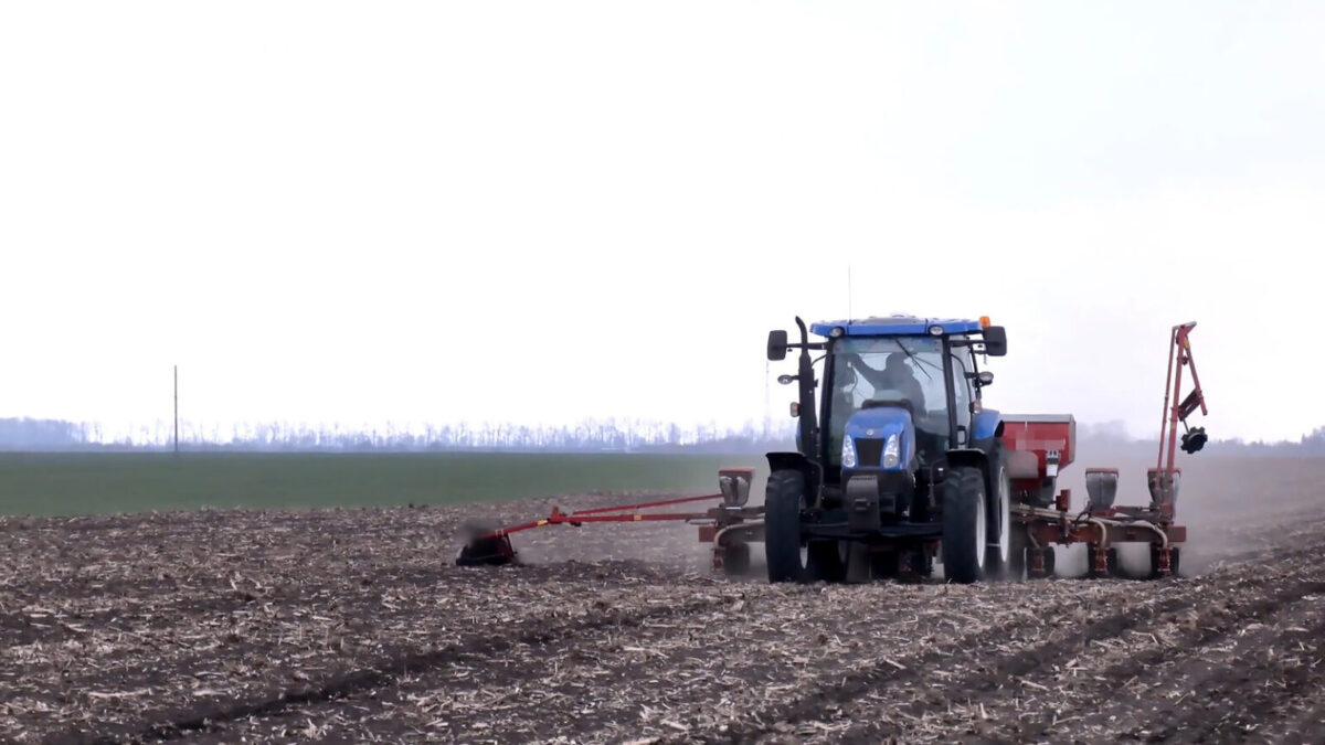 Тракторист на New Holland із сівалкою на полі Тернопільщини