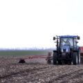 Тракторист на New Holland із сівалкою на полі Тернопільщини
