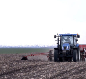 Тракторист на New Holland із сівалкою на полі Тернопільщини