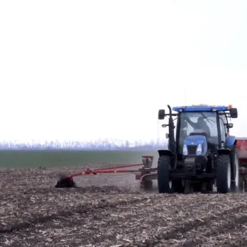Тракторист на New Holland із сівалкою на полі Тернопільщини