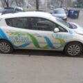 Електромобіль Nissan Leaf таксі з українськими номерами телефонів у Харкові