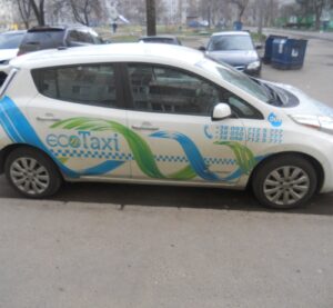 Електромобіль Nissan Leaf таксі з українськими номерами телефонів у Харкові