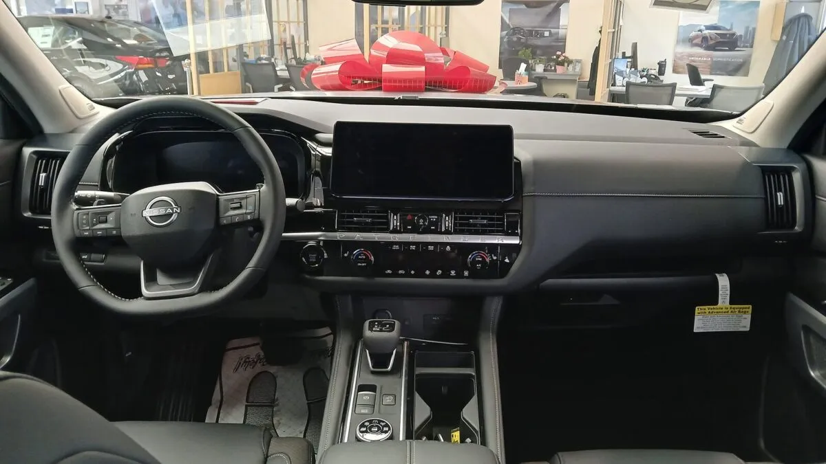 Салон Nissan Pathfinder 2026 с экраном 12,3 дюйма