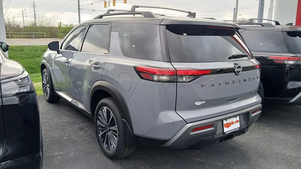 Nissan Pathfinder 2026 Platinum сзади