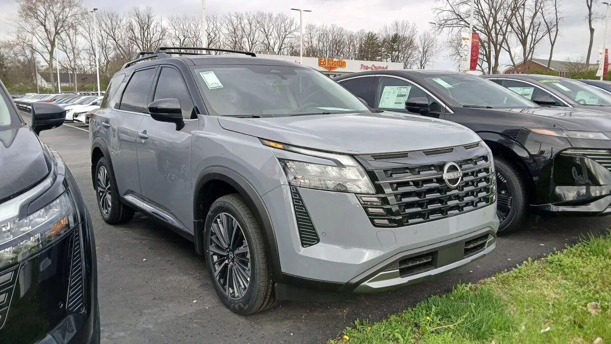 Nissan Pathfinder 2026 Platinum спереду