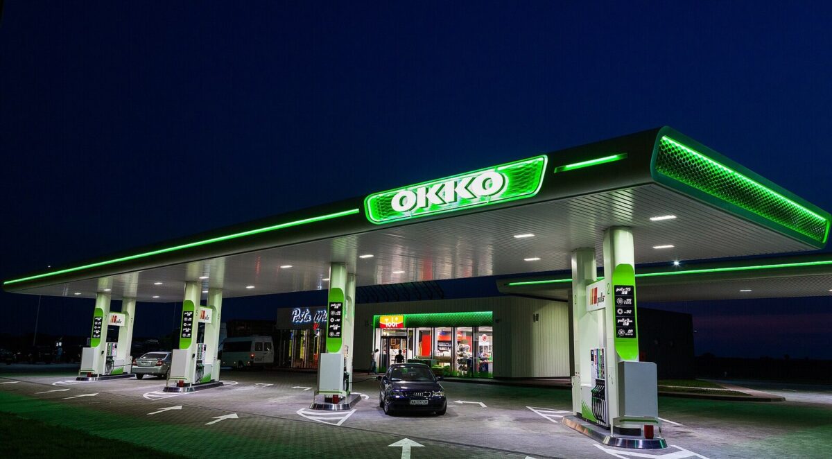 АЗК OKKO на трасі вночі