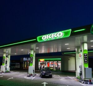 АЗК OKKO на трасі вночі