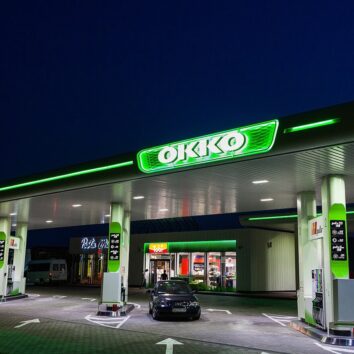 АЗК OKKO на трасі вночі