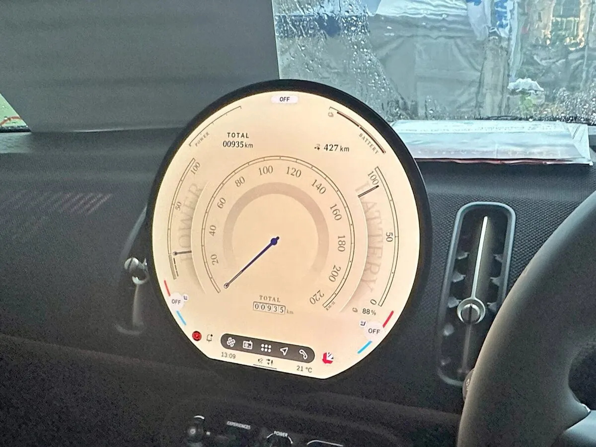 Круглый OLED-экран Mini Countryman в ретрорежиме