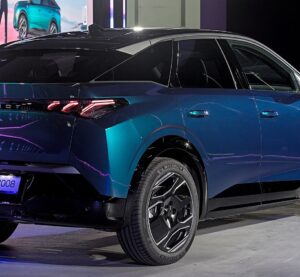 Електричний кросовер Peugeot E-3008