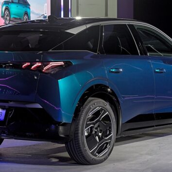 Електричний кросовер Peugeot E-3008