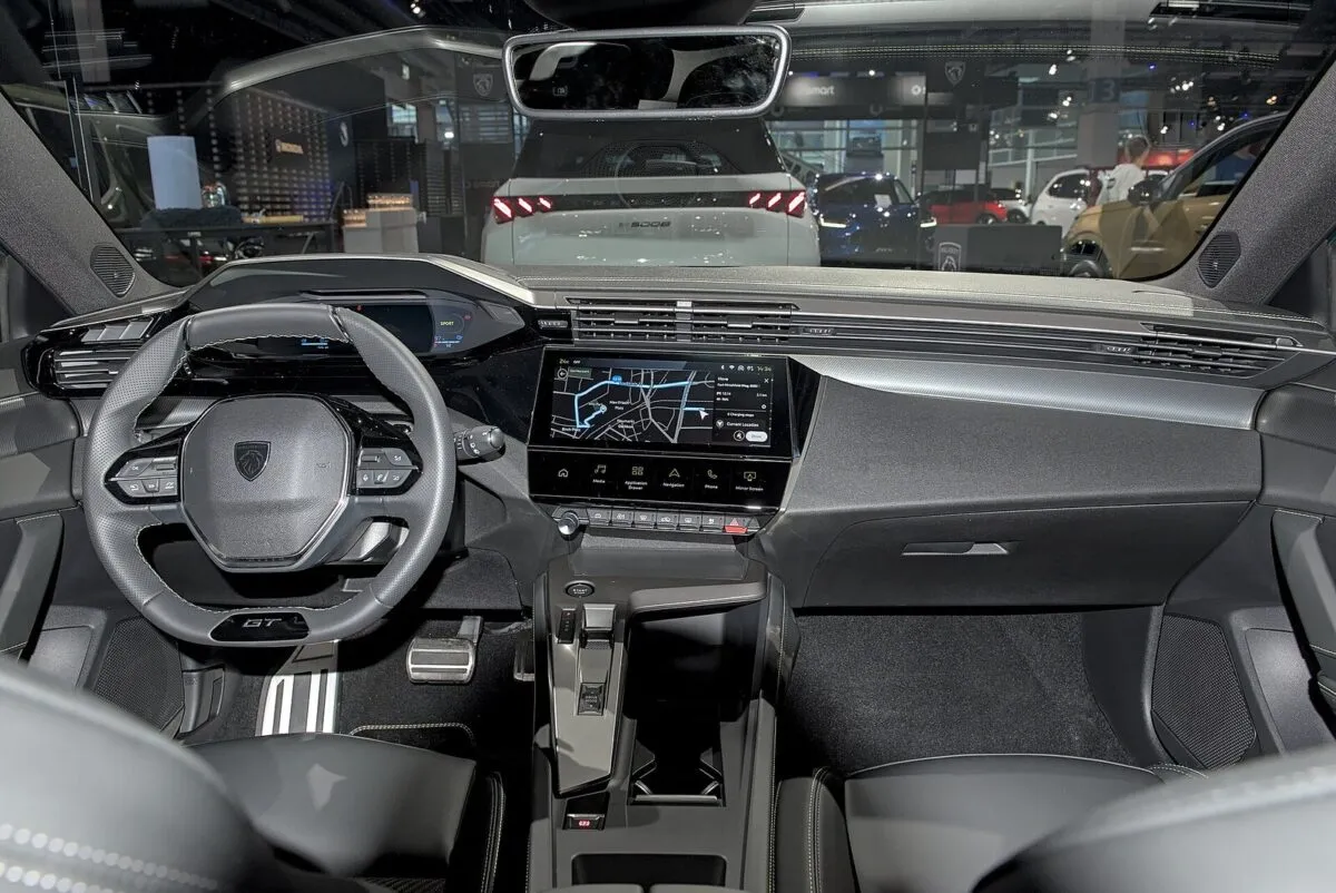 Салон обновлённого Peugeot e-308